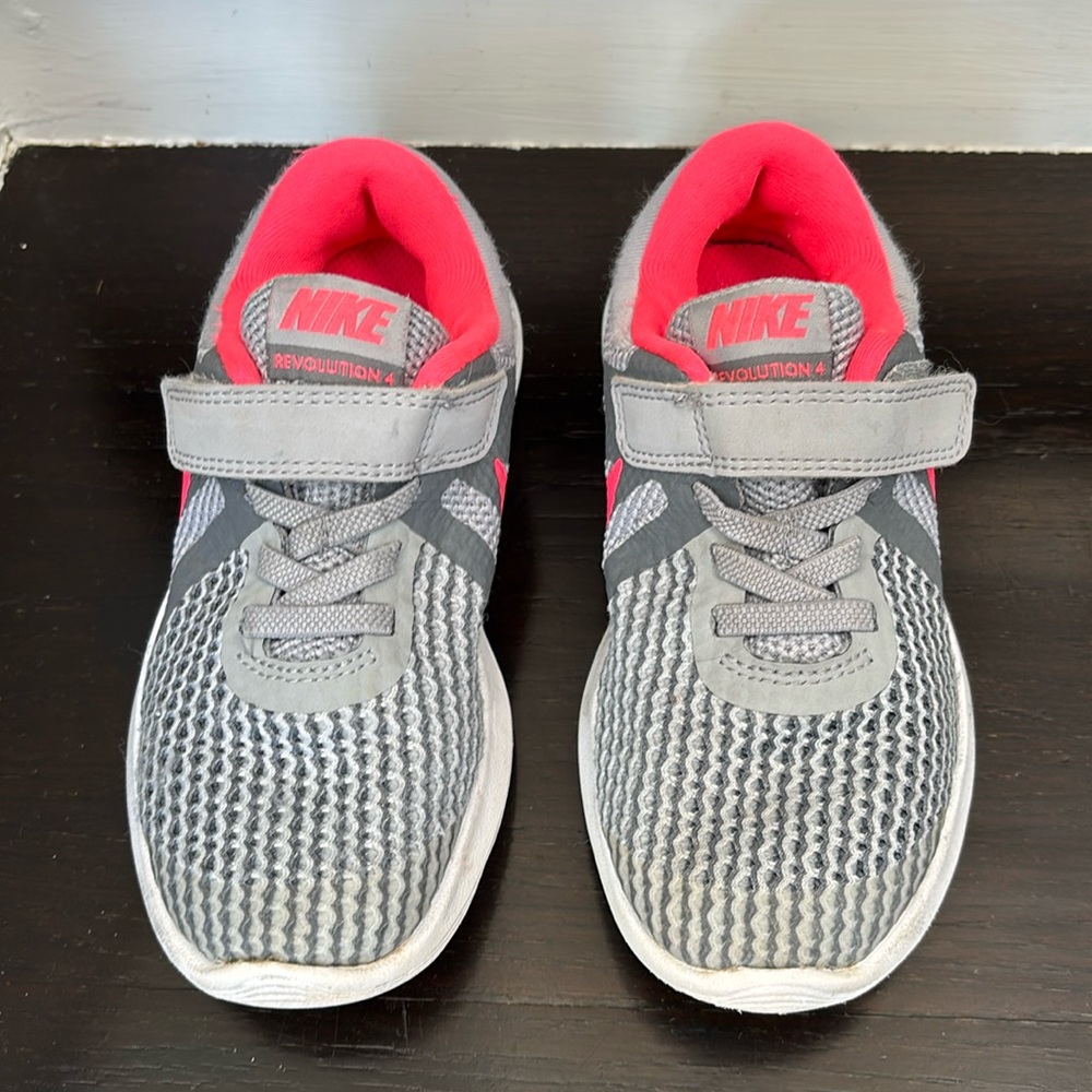 Nike Revolution Girls Size 11